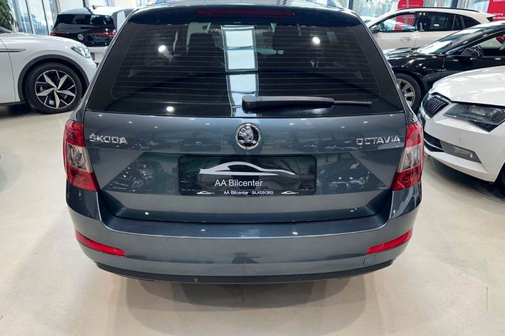 Grå Skoda Octavia fra 2016