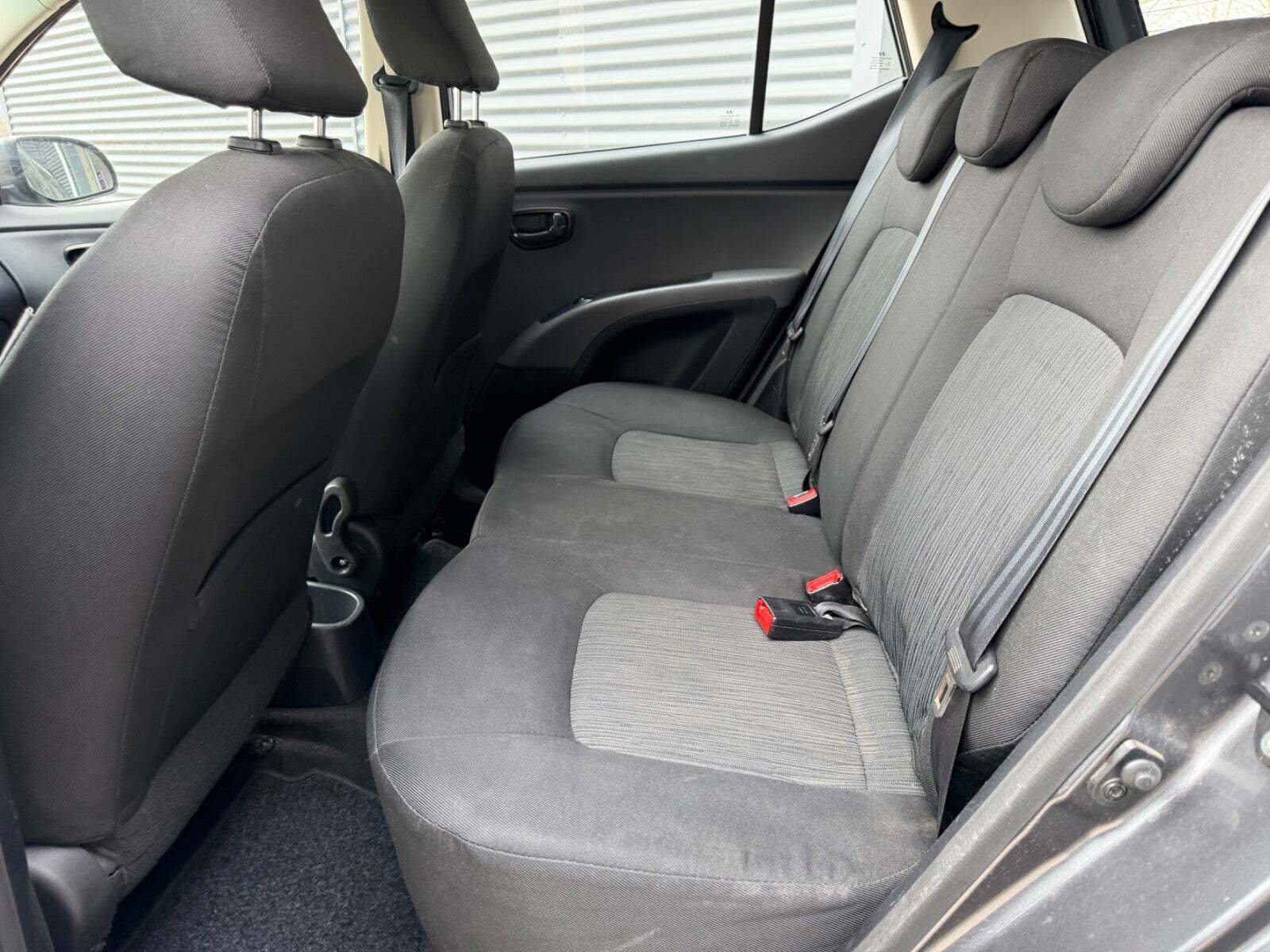 Grå Hyundai i10 fra 2013