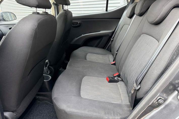 Grå Hyundai i10 fra 2013