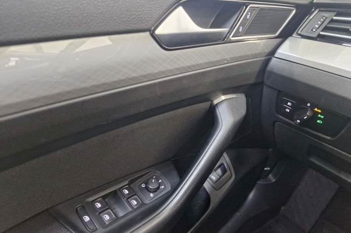 Sølv VW Passat fra 2020