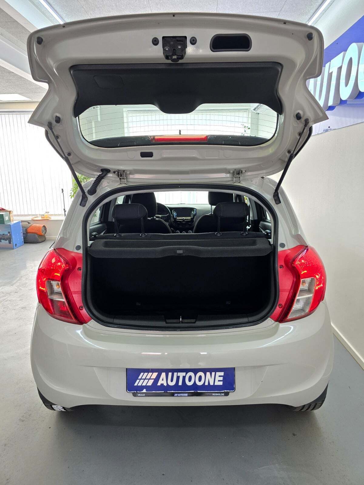 Beige Opel Karl fra 2017