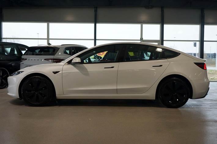 Hvid Tesla Model 3 fra 2024