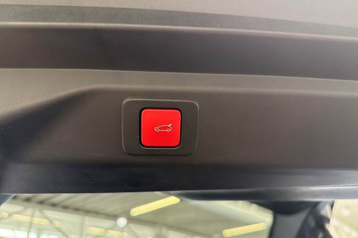 Blå Peugeot e-3008 fra 2024