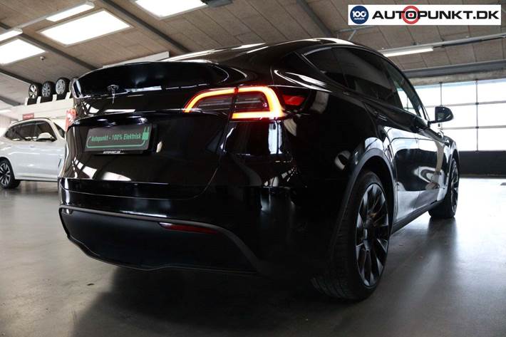 Sort Tesla Model Y fra 2024