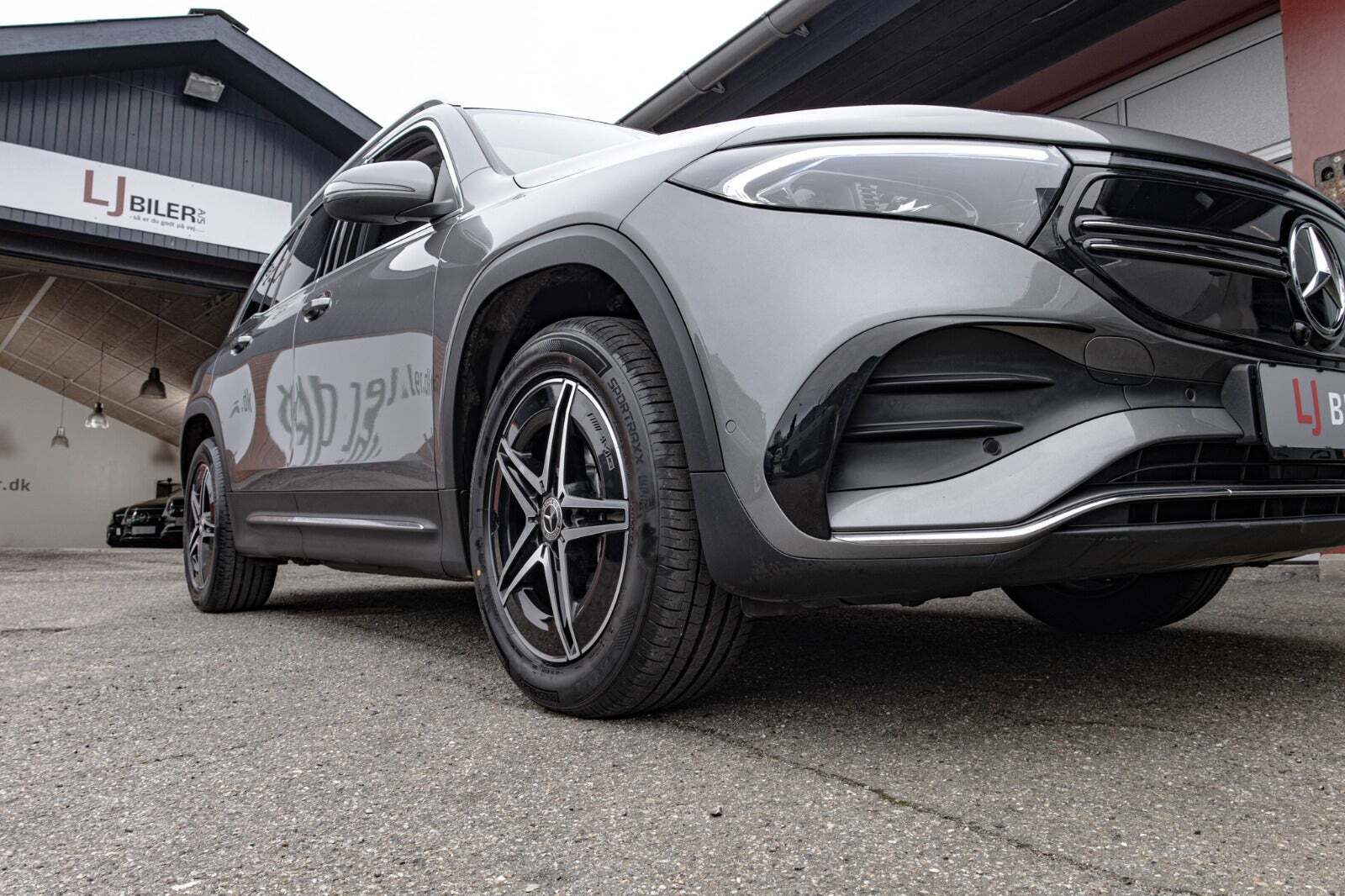 Grå Mercedes EQB250+ fra 2023