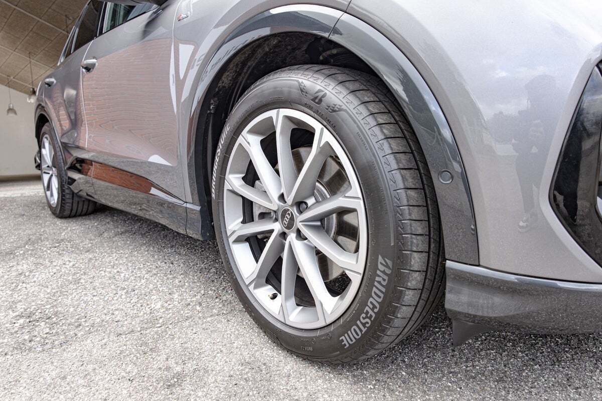 Grå Audi Q4 e-tron fra 2022