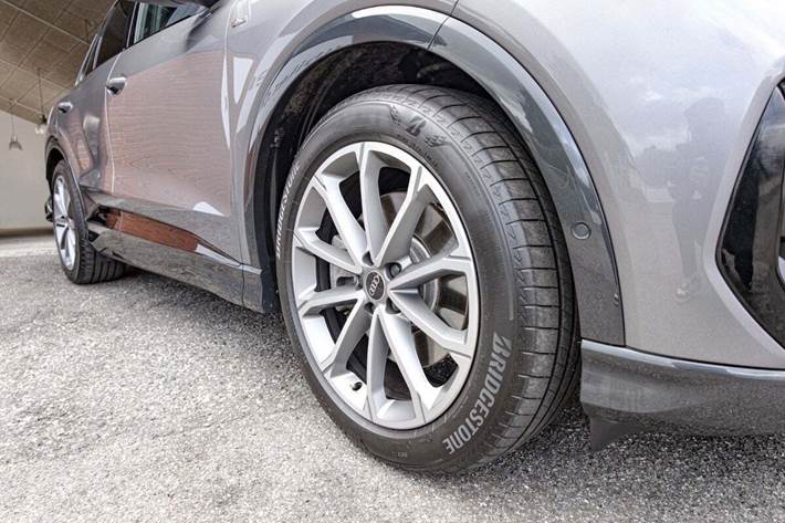 Grå Audi Q4 e-tron fra 2022