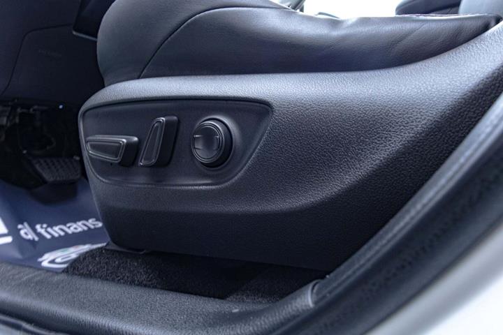 Hvid Toyota RAV4 fra 2022