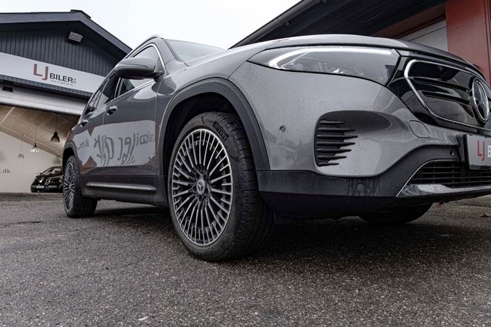 Sort Mercedes EQB250 fra 2023