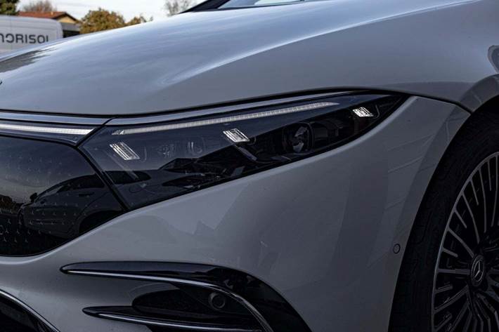 Hvid Mercedes EQS450+ fra 2023