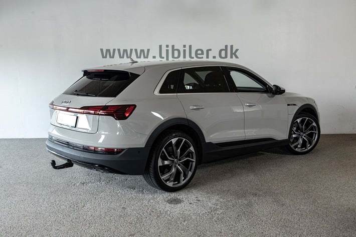 Beige Audi e-tron fra 2020