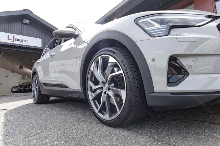 Beige Audi e-tron fra 2020