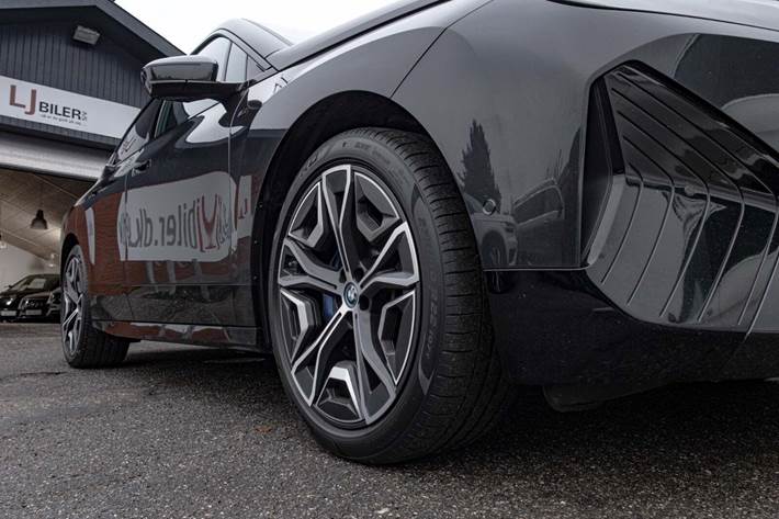 Sort BMW iX fra 2023