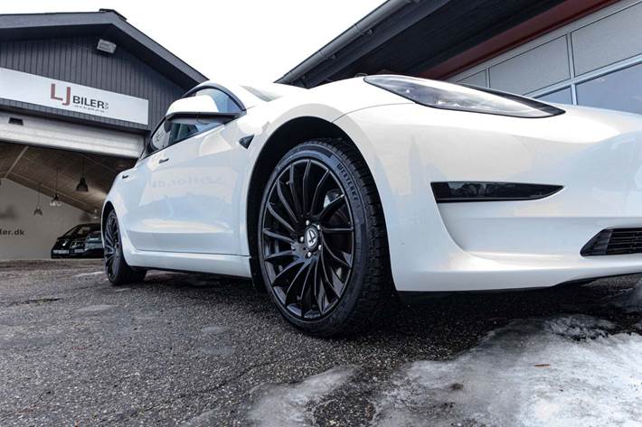 Hvid Tesla Model 3 fra 2023