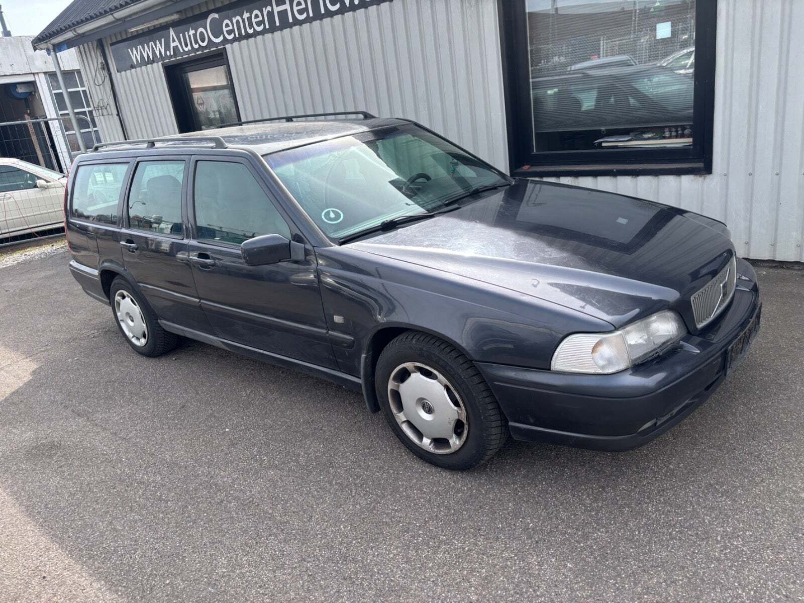 Grå Volvo V70 fra 1997