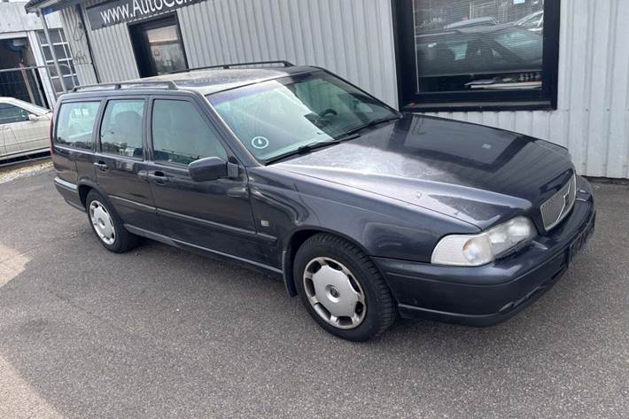 Grå Volvo V70 fra 1997
