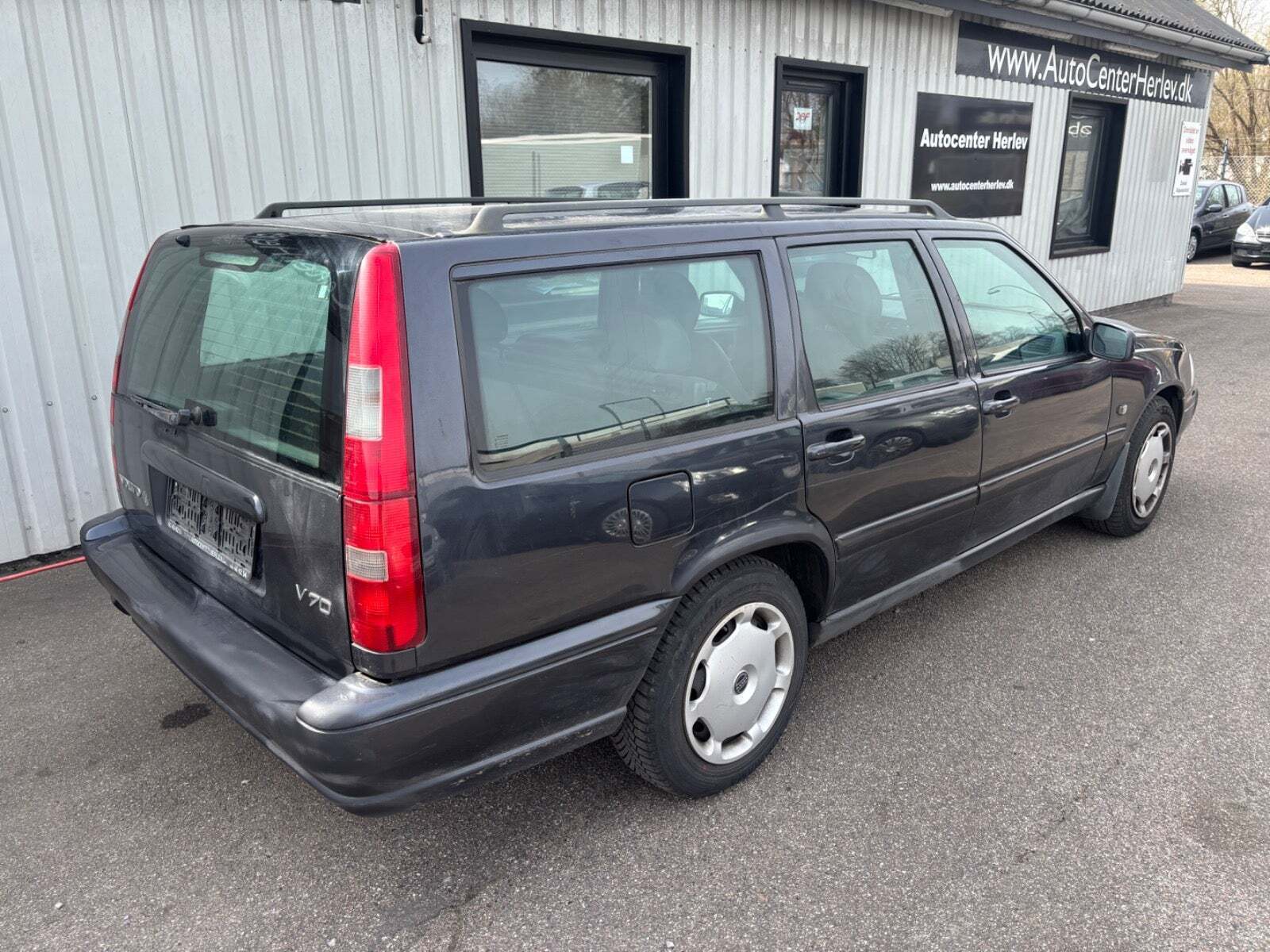 Grå Volvo V70 fra 1997