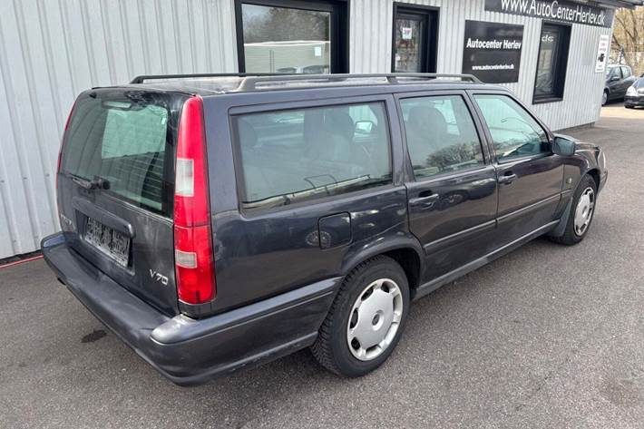 Grå Volvo V70 fra 1997