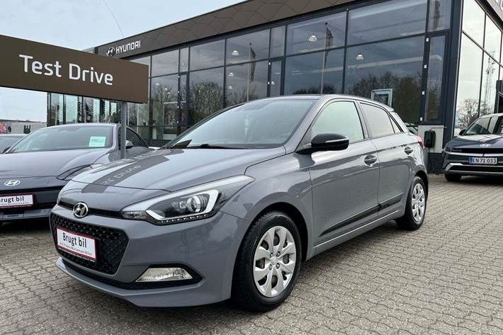 Grå Hyundai i20 fra 2016 set udefra