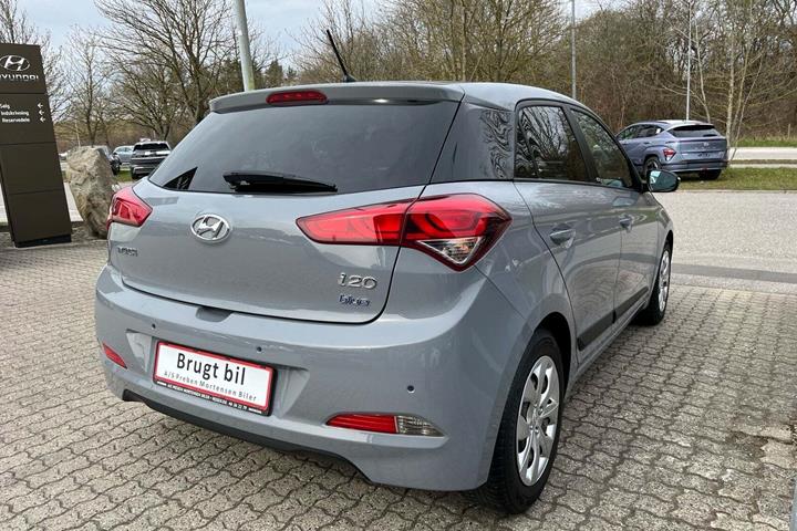 Grå Hyundai i20 fra 2016