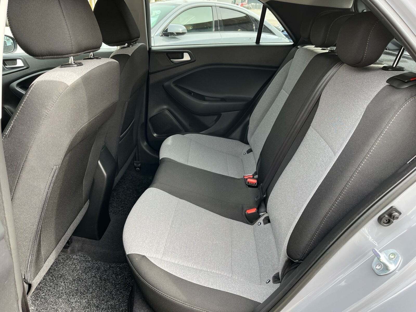 Grå Hyundai i20 fra 2016