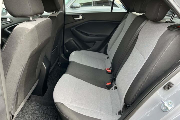 Grå Hyundai i20 fra 2016