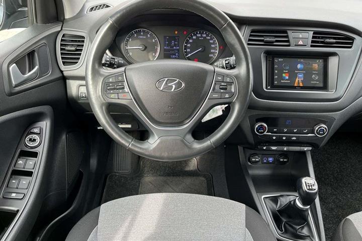 Grå Hyundai i20 fra 2016