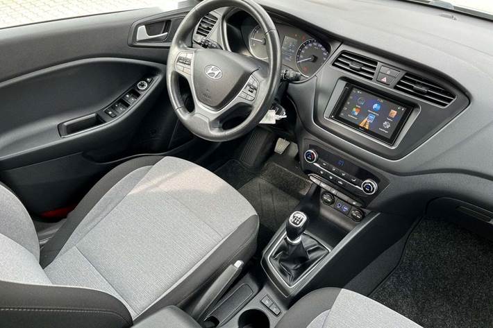 Grå Hyundai i20 fra 2016