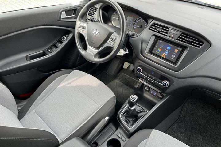 Grå Hyundai i20 fra 2016