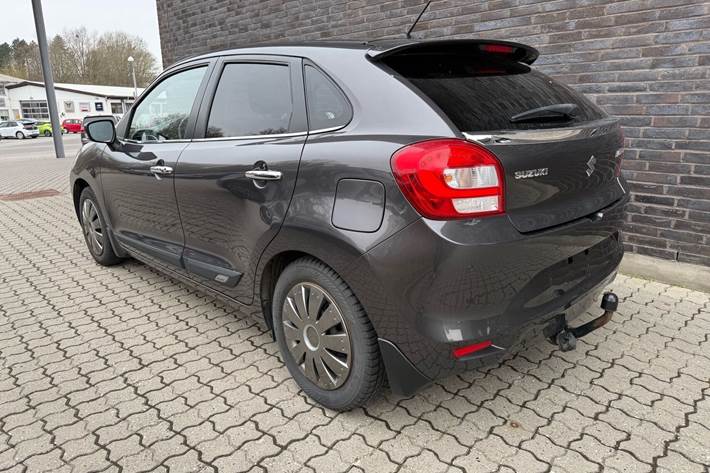 Grå Suzuki Baleno fra 2018