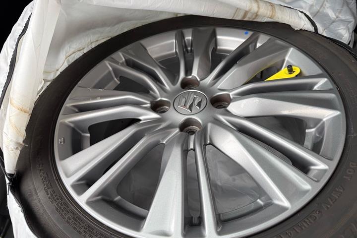 Grå Suzuki Baleno fra 2018