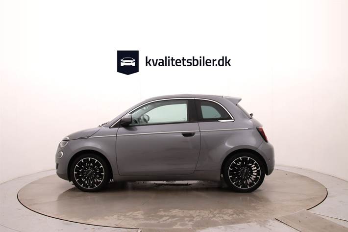 Grå Fiat 500e fra 2023