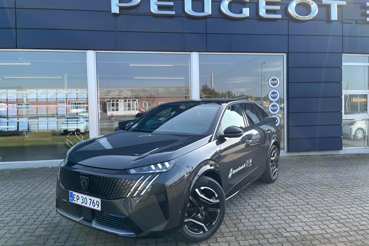 Grå Peugeot e-3008 fra 2025 set udefra