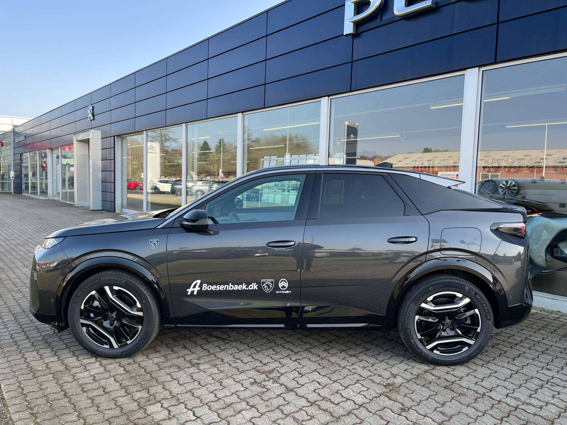 Grå Peugeot e-3008 fra 2025