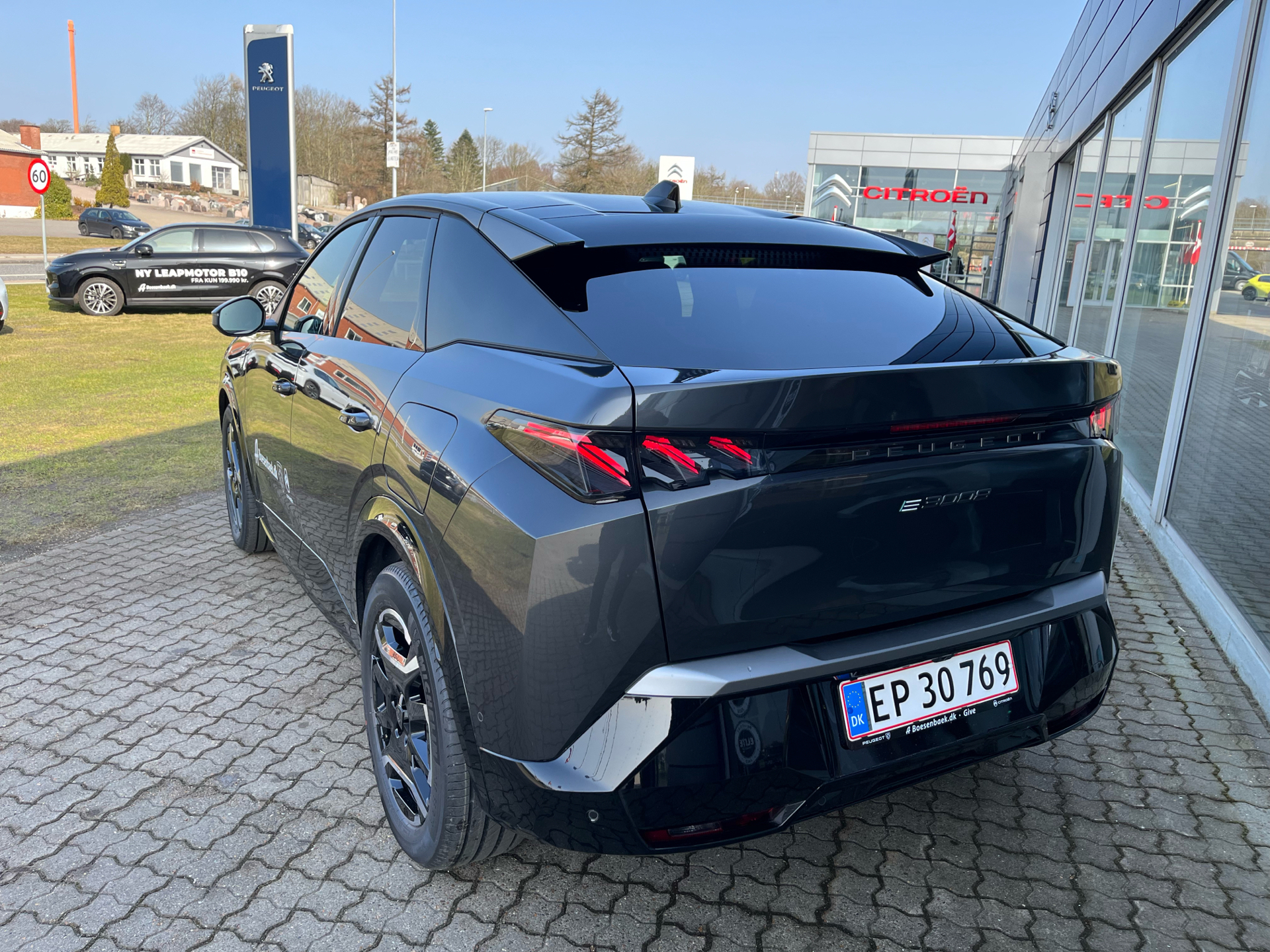 Grå Peugeot e-3008 fra 2025