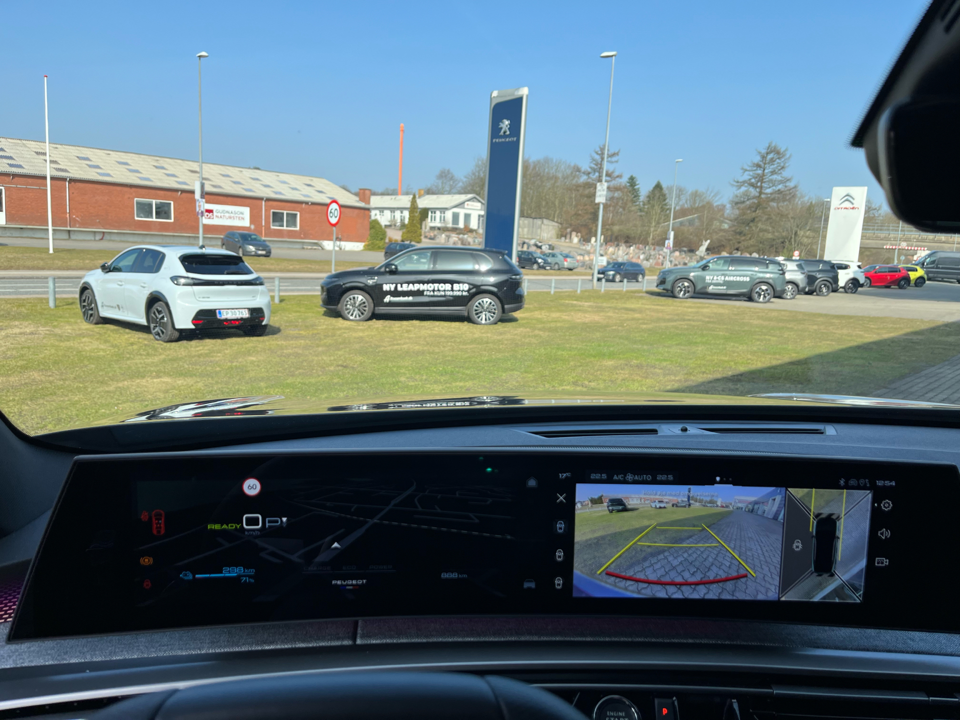 Grå Peugeot e-3008 fra 2025