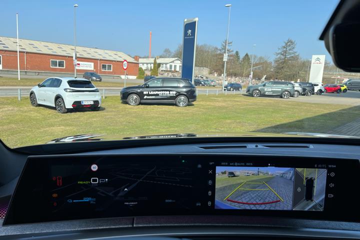 Grå Peugeot e-3008 fra 2025
