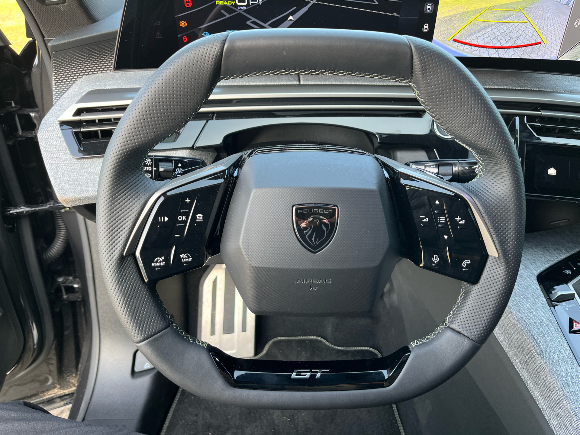 Grå Peugeot e-3008 fra 2025