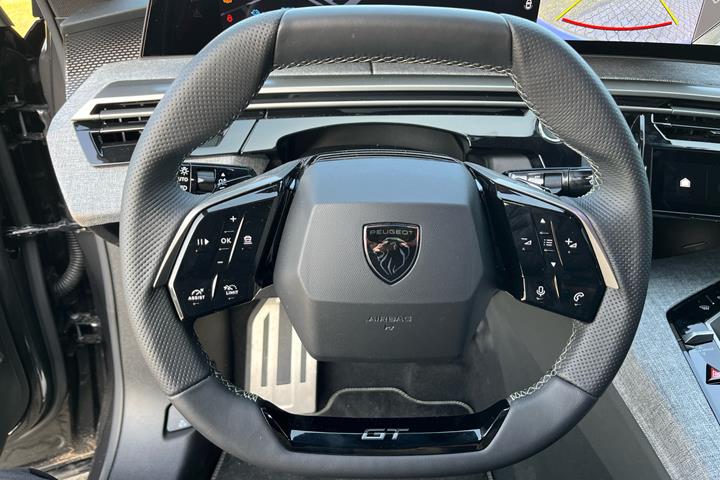 Grå Peugeot e-3008 fra 2025