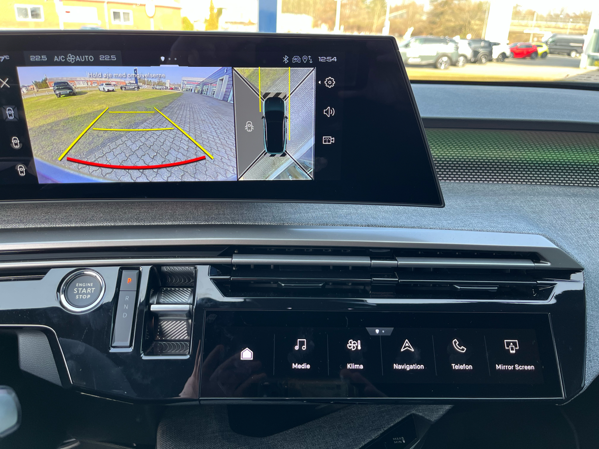 Grå Peugeot e-3008 fra 2025