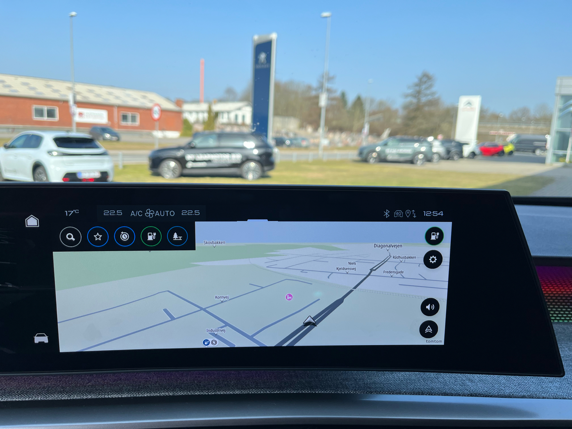 Grå Peugeot e-3008 fra 2025