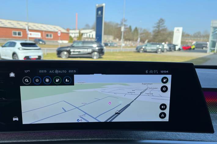 Grå Peugeot e-3008 fra 2025