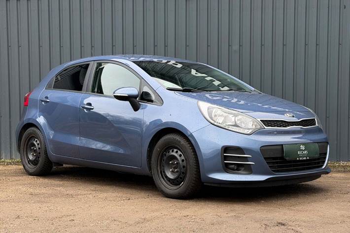Blå Kia Rio fra 2016 set udefra