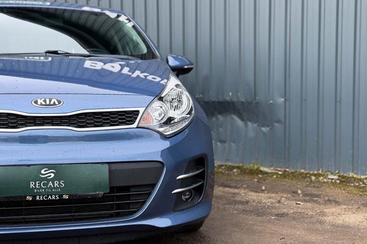 Blå Kia Rio fra 2016