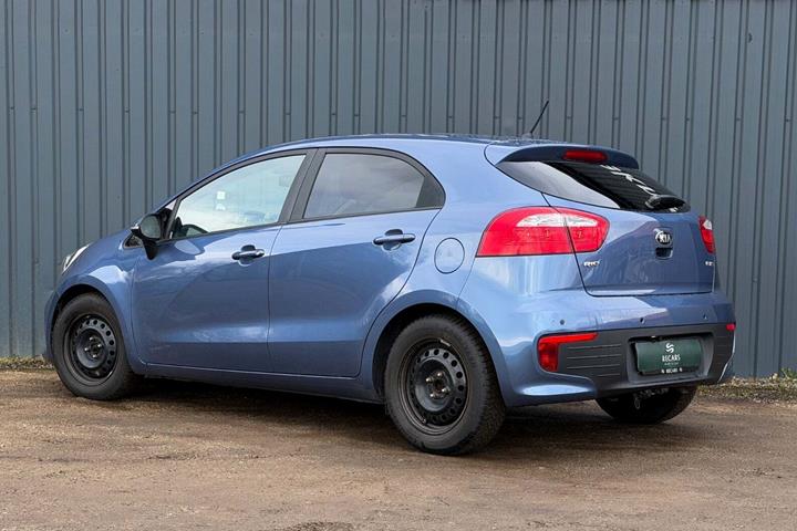 Blå Kia Rio fra 2016
