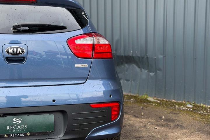 Blå Kia Rio fra 2016