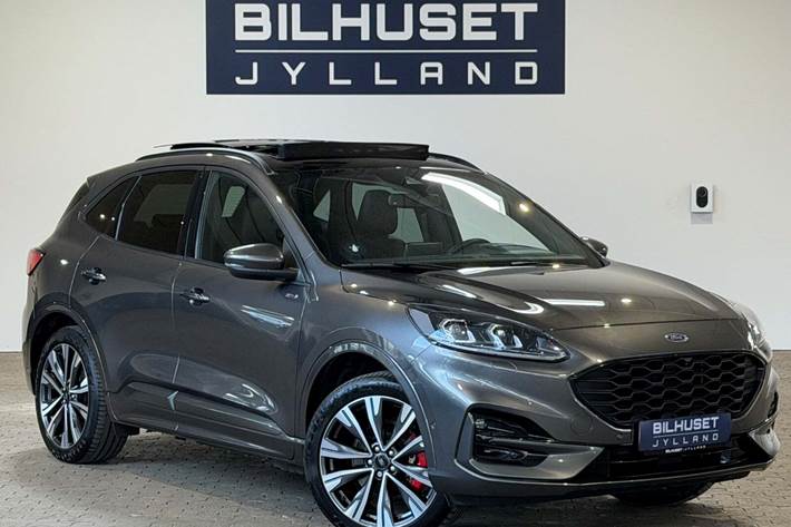 Grå Ford Kuga fra 2021 set udefra