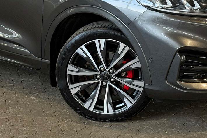 Grå Ford Kuga fra 2021