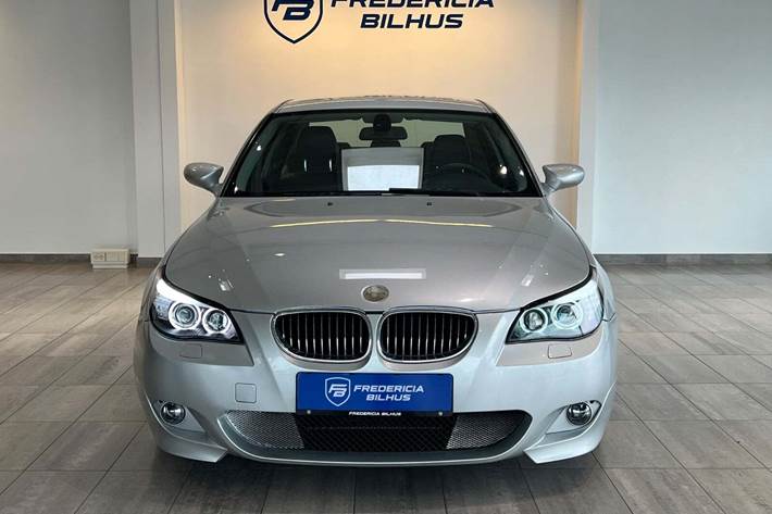 Grå BMW 520i fra 2004