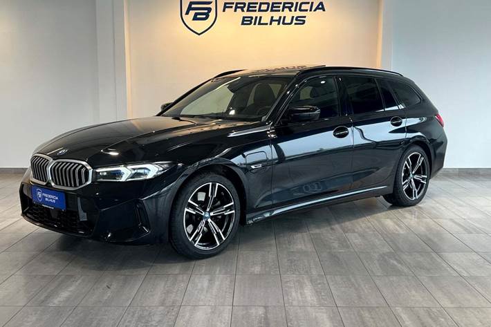 Sort BMW 330e fra 2023